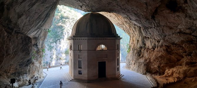 Marche con bambini. Grotte di Frasassi, tempio di Valadier e parco avventura